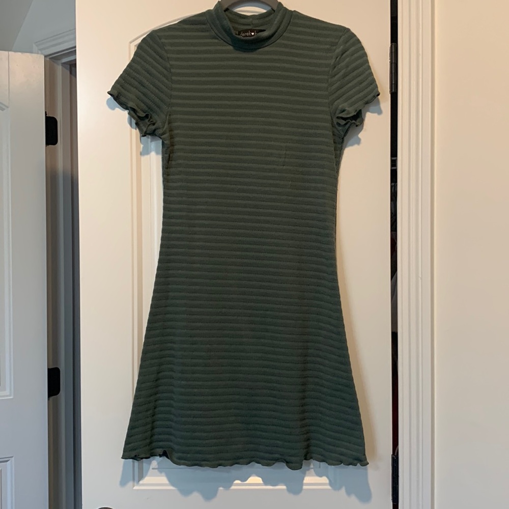 Mock neck, ribbed, & lettuce trimmed dress 🪷